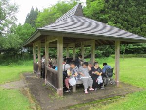 すぴか・べが　コンビニへ買い物外出へ行き、公園へ