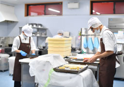 パン工房の様子。朝は大忙し!
